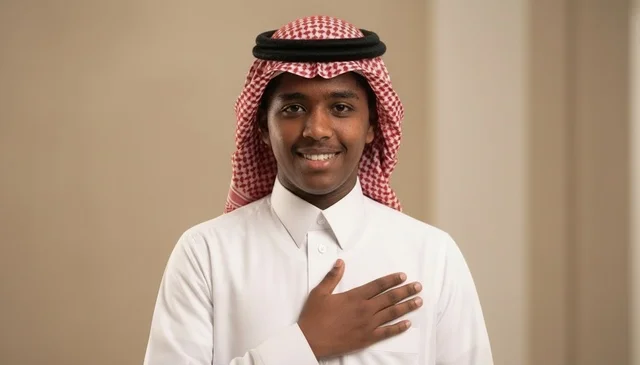 بورتريه شاب سعودي يضع يده على قلبه بالزي التقليدي