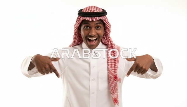 رجل سعودي متحمس يرتدي الثوب يشير إلى الأسفل بخلفية بيضاء