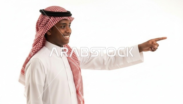 شاب سعودي بالزي التقليدي يبتسم ويشير بيده على خلفية بيضاء