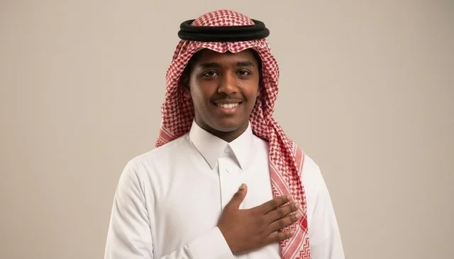 شاب سعودي بالزي التقليدي يضع يده على قلبه