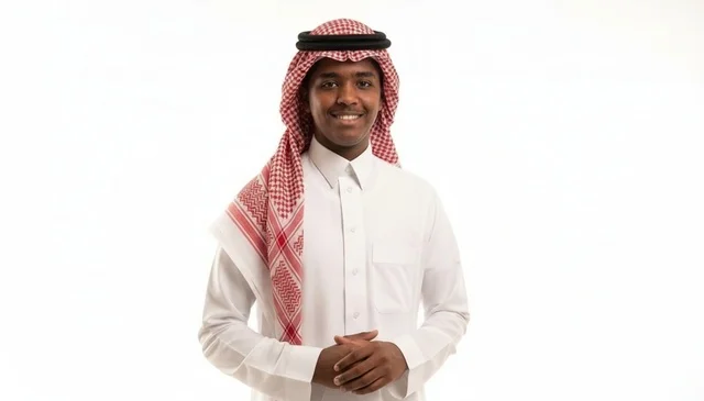بورتريه شاب سعودي مبتسم بالزي التقليدي الثوب والشماغ