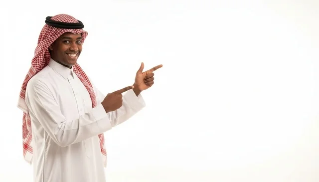 رجل سعودي بالزي التقليدي يشير بإصبعه على خلفية بيضاء