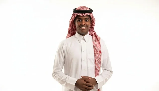 رجل سعودي مبتسم يرتدي الثوب التقليدي بخلفية بيضاء