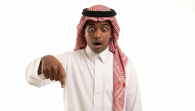 رجل سعودي مصدوم يرتدي الثوب التقليدي ويشير للأسفل