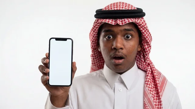 رجل سعودي مصدوم يحمل هاتف ذكي بشاشة بيضاء فارغة