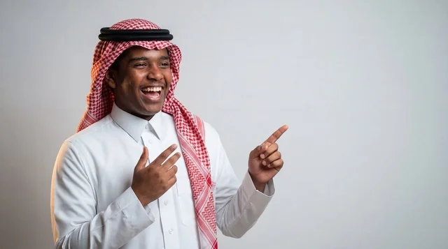 رجل سعودي بالزي التقليدي يشير لمساحة إعلانية استوديو