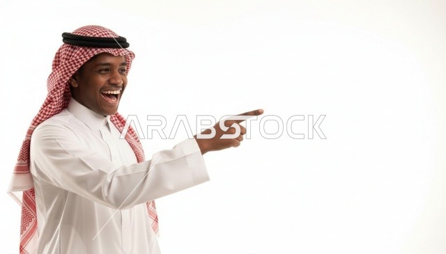 رجل سعودي مبتسم يشير بيده على خلفية بيضاء