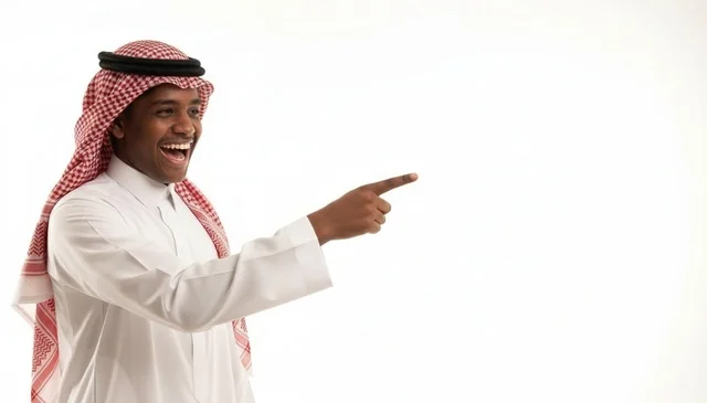 رجل سعودي مبتسم يشير بيده على خلفية بيضاء