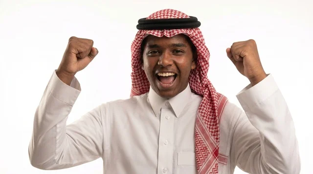 بورتريه لشاب سعودي سعيد يحتفل بالفوز والنجاح بالزي التقليدي