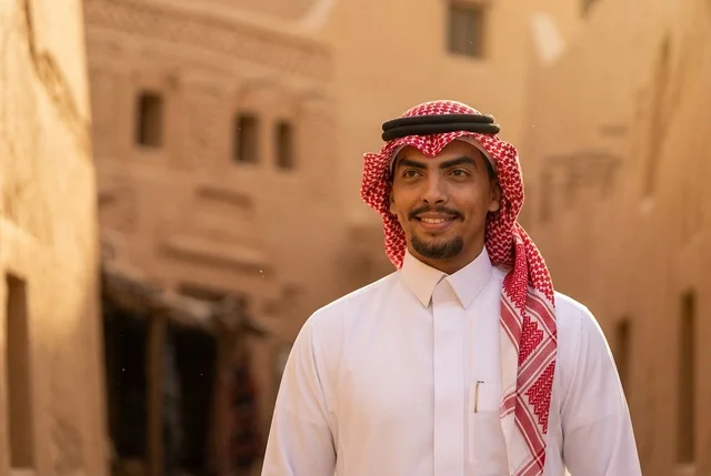 رجل سعودي بالزي التقليدي في قرية تراثية طينية قديمة