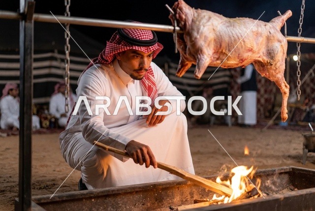 رجل سعودي يشوي ذبيحة كاملة على الجمر في الصحراء