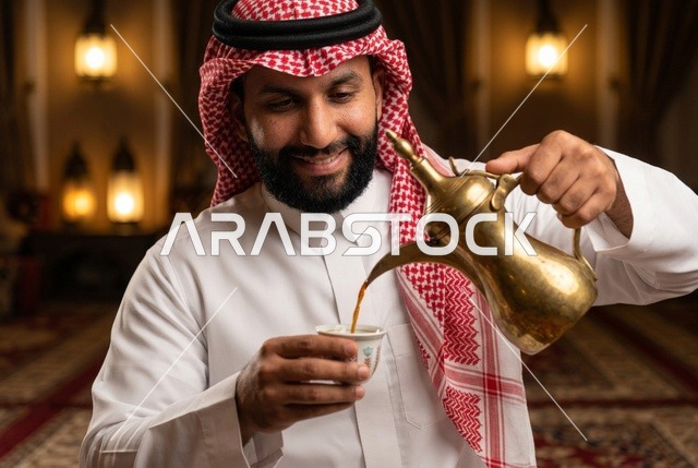 رجل سعودي يسكب القهوة العربية من دلة ذهبية في فنجان