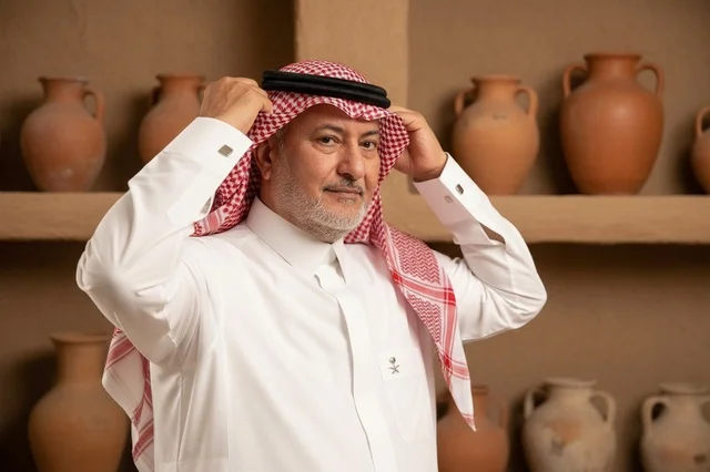 رجل سعودي بالزي التقليدي مع الأواني الفخارية التراثية