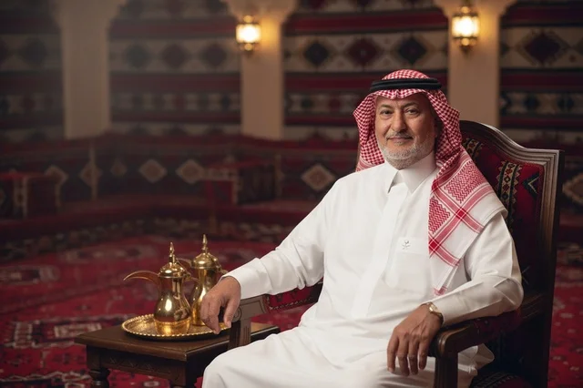 رجل سعودي بالزي التقليدي في مجلس تراثي مع دلال القهوة