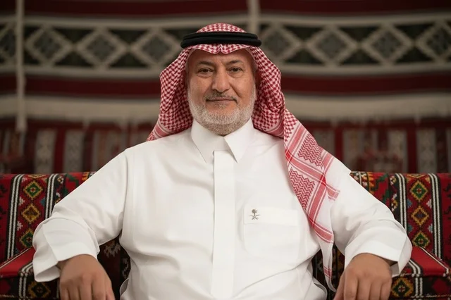 رجل سعودي يرتدي الزي التقليدي في الصحراء وقت الغروب