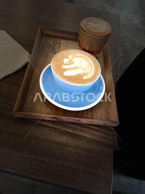 صورة مقربة لفنجان القهوة برغوة كثيفة ، مشروب الكابتشينو الساخن ، قهوة اسبريسو ، مشروبات ساخنة لذيذة ، فنجان القهوة الساخن