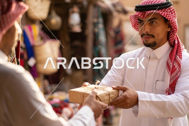 رجل سعودي يقدم هدية في سوق تراثي