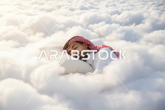 رجل عربي يرتدي الشماغ ينام بسلام على وسادة في الغيوم