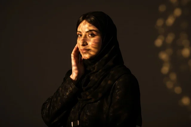 امرأة سعودية بالحجاب مع إضاءة ظلال فنية