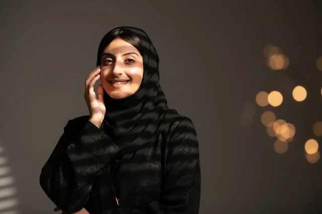 امرأة سعودية بالحجاب مع إضاءة ظلال فنية