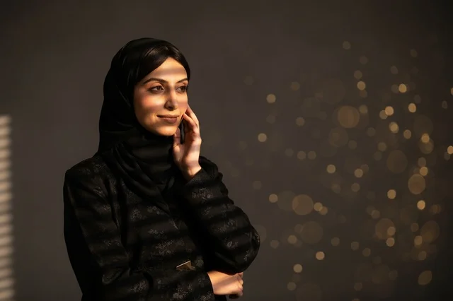 امرأة سعودية بالحجاب مع إضاءة ظلال فنية