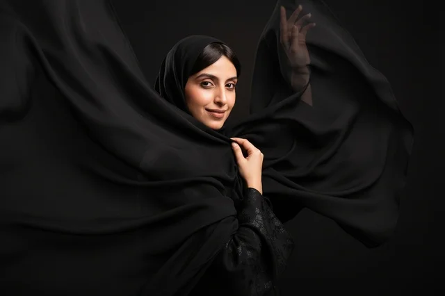 امرأة سعودية بالعباءة السوداء في استوديو تصوير