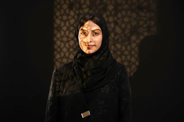 امرأة عربية ترتدي الحجاب مع ظلال نمط هندسي إسلامي