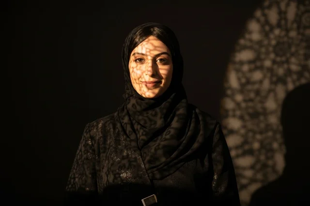 بورتريه لامرأة سعودية بظلال أنماط هندسية إسلامية