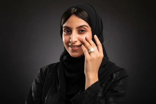 امرأة عربية ترتدي خاتم ألماس لامع