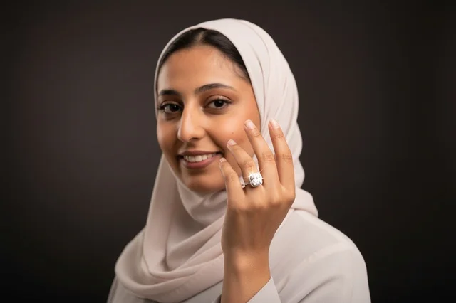 امرأة عربية ترتدي الحجاب وتستعرض خاتم ألماس