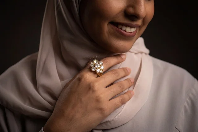 امرأة عربية مسلمة ترتدي خاتم ألماس أنيق لقطة قريبة