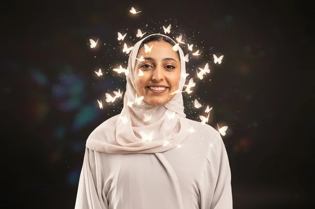 بورتريه امرأة عربية بحجاب وفراشات مضيئة