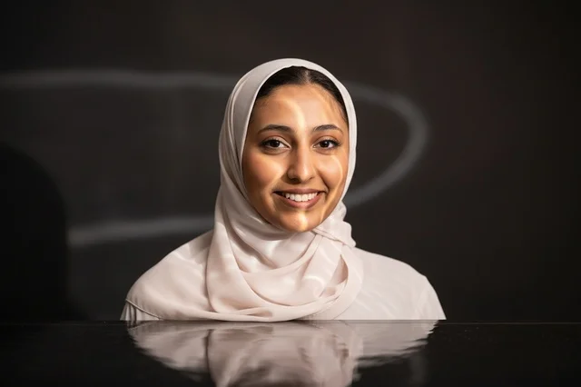 بورتريه شابة عربية بالحجاب الأبيض مع انعكاس