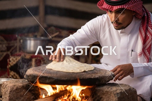 رجل سعودي يخبز الخبز التقليدي على النار