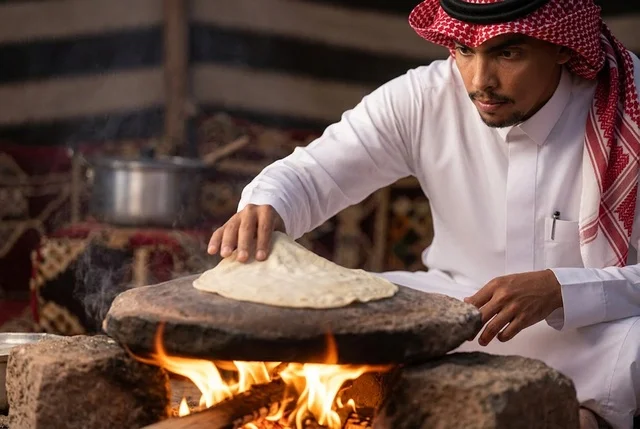 رجل سعودي يخبز الخبز التقليدي على النار