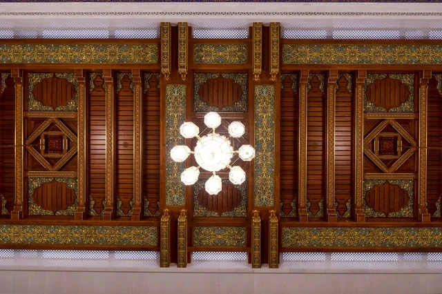 سقف خشبي مزخرف بتصميم إسلامي تقليدي في سلطنة عمان