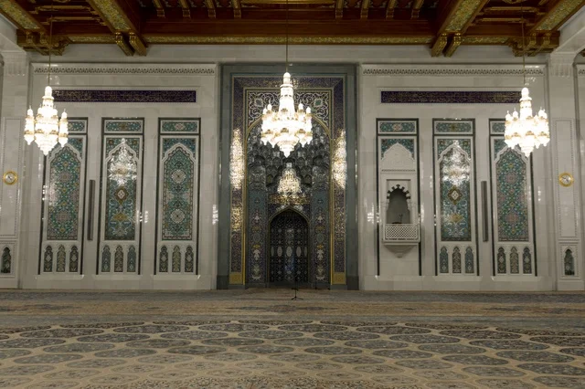 التصميم الداخلي لجامع السلطان قابوس الأكبر في سلطنة عمان