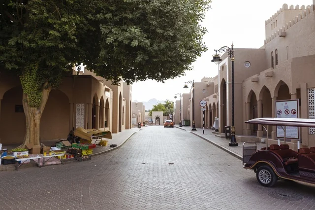 شارع تقليدي ومباني تاريخية في نزوى سلطنة عمان