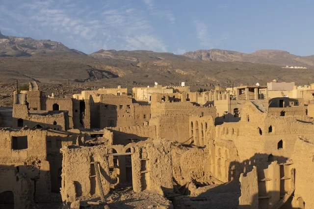 أطلال القرية الطينية القديمة في جبال سلطنة عمان