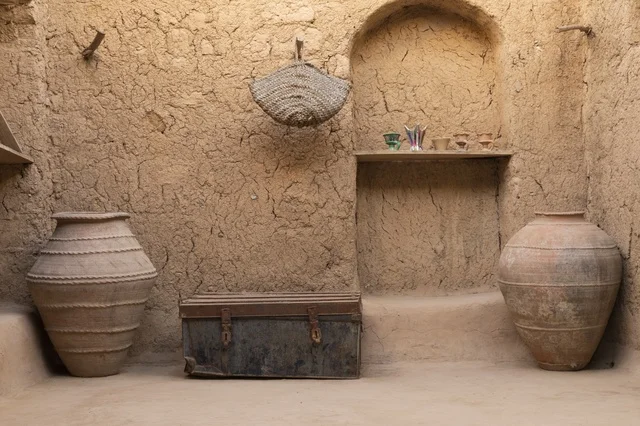 الفخار الطيني التقليدي والصندوق الأثري القديم في عمان