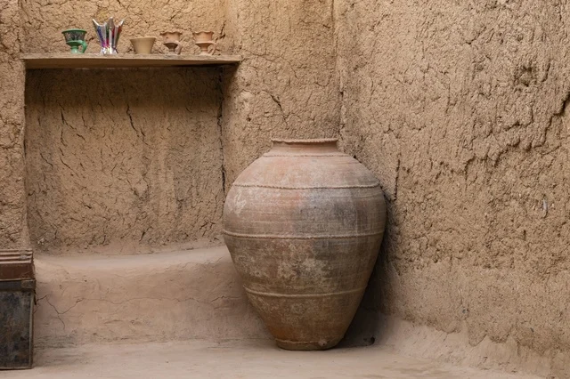 جرة طينية عمانية تقليدية في بيت أثري بسلطنة عمان