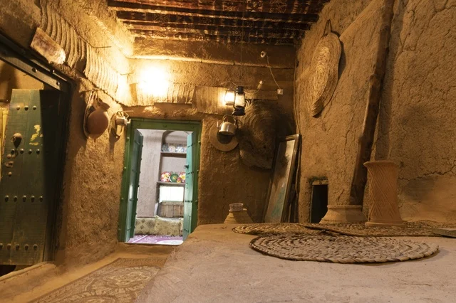 تصميم داخلي لبيت طيني تراثي قديم في سلطنة عمان