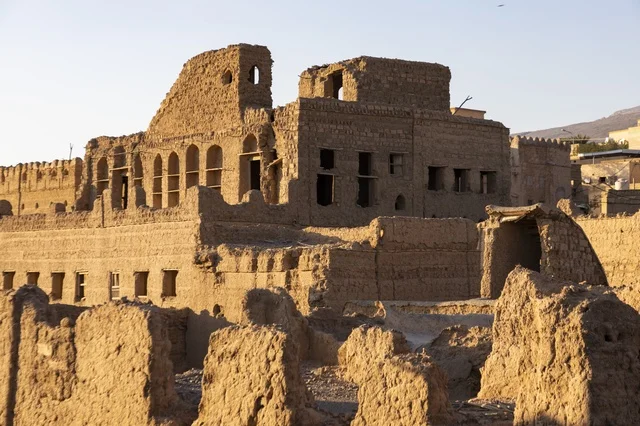 معالم وأنقاض الطين الأثرية القديمة في سلطنة عمان