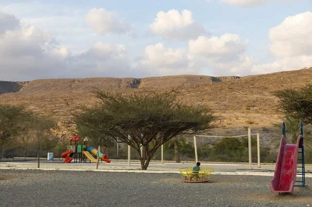ملعب أطفال تحت شجرة سمر في سلطنة عمان