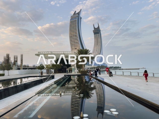 بركة انعكاس أبراج كتارا في ممشى مرسى لوسيل بالدوحة قطر