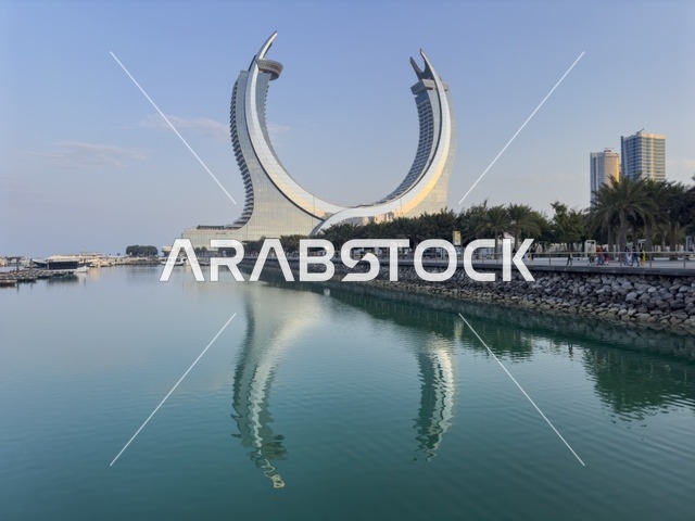 أبراج كتارا وانعكاسها على المياه في مرسى لوسيل قطر