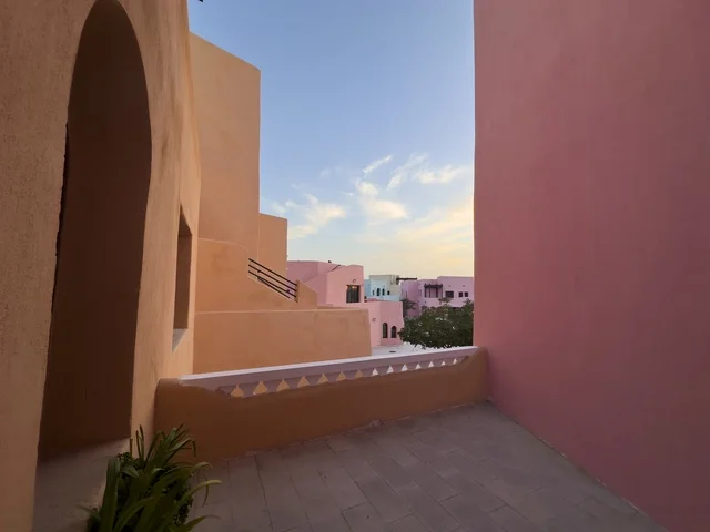مباني حي الميناء الملونة في ميناء الدوحة القديم قطر