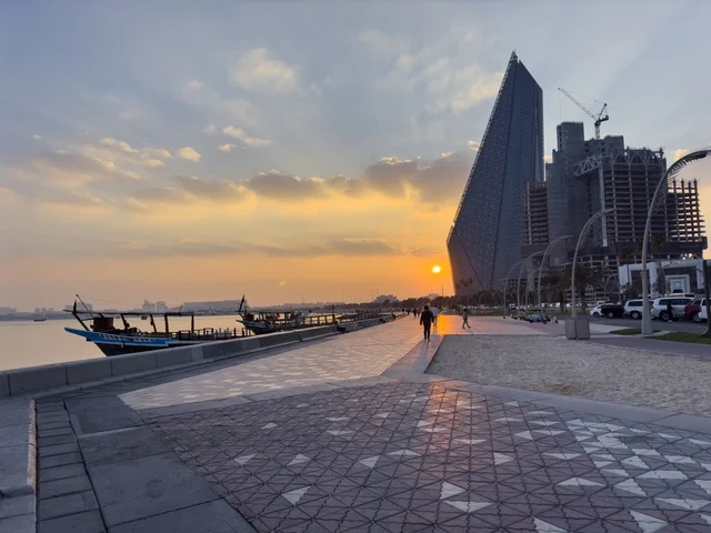 كورنيش الدوحة في دولة قطر مع أفق ناطحات السحاب عند الغروب