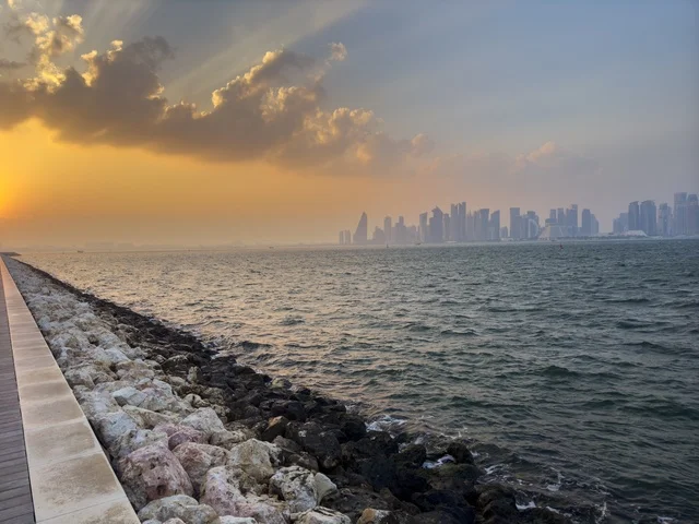 كورنيش الدوحة وأفق ناطحات السحاب عند الشروق في قطر