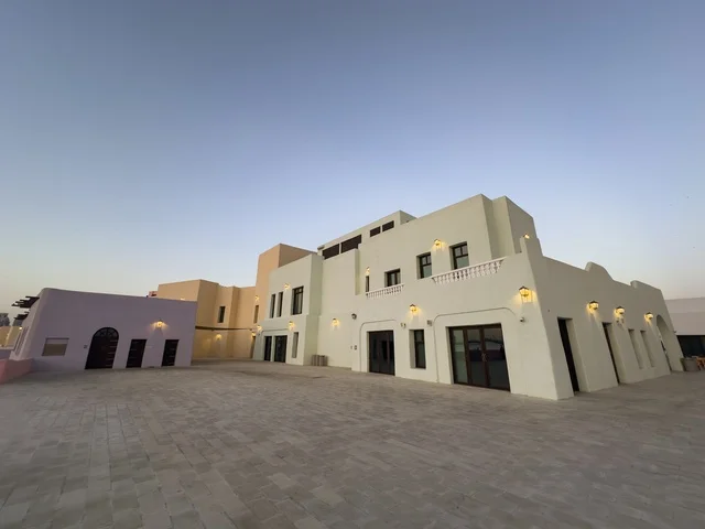 ميناء الدوحة القديم ومباني التراث القطري وقت الغسق